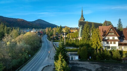 Zakopane: Sanktuarium na Krzeptówkach - widok z drona o poranku jesienią