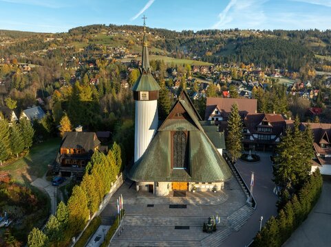 Zakopane: Sanktuarium na Krzept&oacute;wkach - widok z drona o poranku jesienią