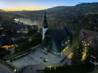 Zakopane: Sanktuarium na Krzeptówkach wieczorną porą jesienią - widok z drona