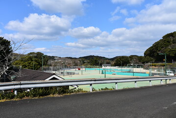 平戸城内の青空の下のテニスコート