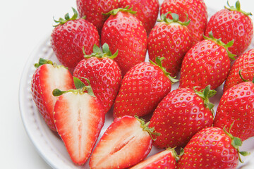 お皿の上のイチゴ