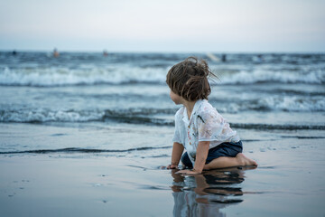 海で水遊びを楽しむ男の子
