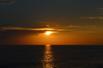Fototapeta premium Sunset over the sea at Tanah Lot, Bali