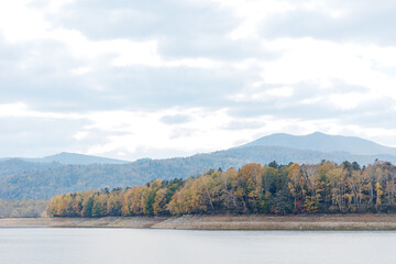 秋の糠平湖