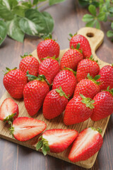 カッティングボードの上のイチゴ