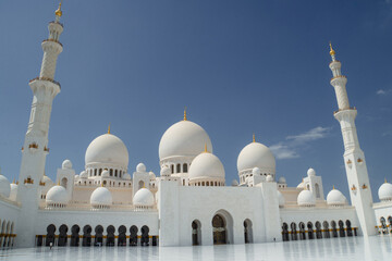 Fototapeta premium Beautiful view of the Sheikh Zayed Grand Mosque in Abu Dhabi, United Arab Emirates