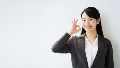 オフィスでのOKジェスチャーと信頼の笑顔