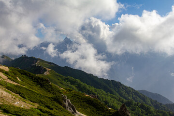 燕山荘より雲の切れ間から槍ヶ岳を望む