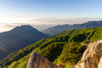 燕岳山頂にて 日本猿が朝日を望む