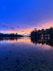 Obraz premium Stunning Pink Sky over a Lake in Phuket, Thailand