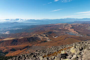 八ヶ岳 蓼科山 山頂より 紅葉の白樺湖・中央アルプス・北アルプスを望む