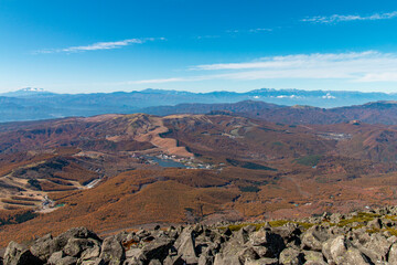 八ヶ岳 蓼科山 山頂より 紅葉の白樺湖・御嶽山・北アルプスを望む