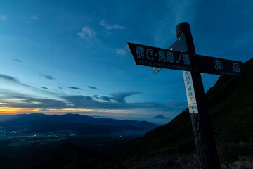 八ヶ岳赤岳展望荘にて　看板と朝焼けと富士山を望む