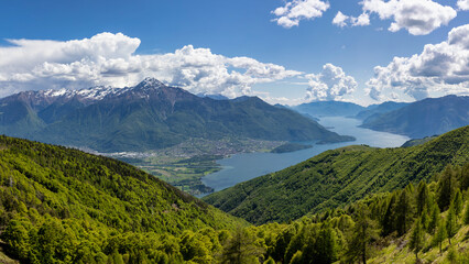 Veduta sul lago di Como e il monte Legnone