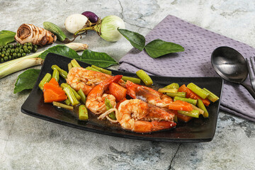 Prawn with asparagus and spices