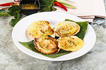 Griiled scallops in shell with cheese