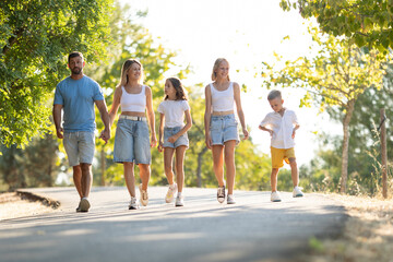 Fototapeta premium Family enjoying a leisurely walk in nature