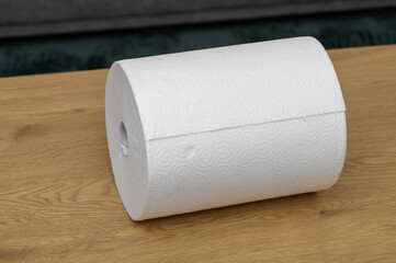 Izolowany gruby duży ręcznik papierowy w rolce 