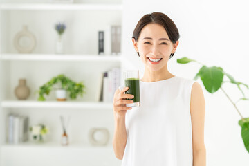 青汁を飲むミドルの女性