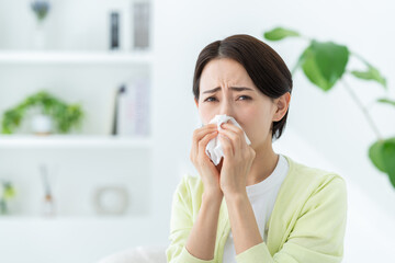 花粉症のミドルの女性