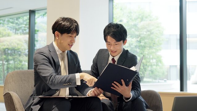 打ち合わせをするビジネスパーソン