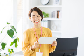 オフィスでタブレット端末を持つビジネスウーマン