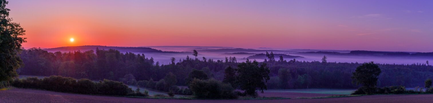 Sonnenaufgang bei Nebel