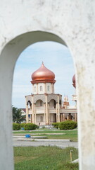 This mosque has an architecture that is a blend of Middle Eastern, Asian and Acehnese styles.