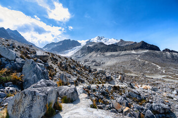 息をのむ絶景 - アンデス山脈 ワイナポトシ