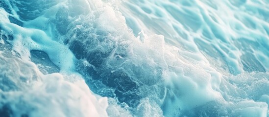 Obraz premium Detailed close-up of clear ocean waves with gentle foam against the shore offering empty space for text or overlay design.