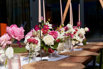 Fresh floral decor for outdoor celebration. Content related to event planning and aesthetic design for summer party picnic
