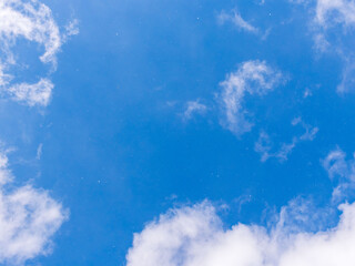 冬の青空に雪が舞う06