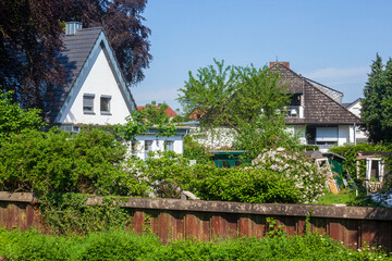 Modernes Wohnhaus am Fluss Wörpe im Frühling, Lilienthal, Niedersachsen, Deutschland