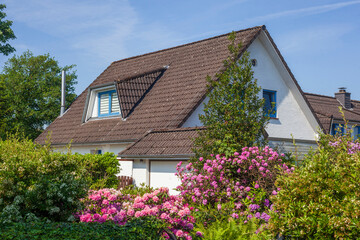 Modernes Wohnhaus am Fluss Wörpe im Frühling, Lilienthal, Niedersachsen, Deutschland © detailfoto