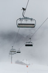 Wyciąg  narciarski w chmurach. © Jakub