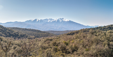 Panorama du mont Canigou dans les Pyrénées orientales