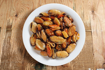 Mussel meat cooked with garlic