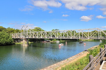 川にかかる橋と青空