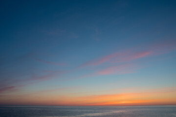 夕暮れの光る海
