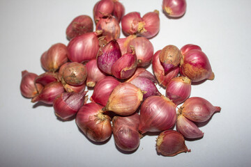 Portrait of red onions on a plain white background.
Pinrang, South Sulawesi Indonesia.
February 06 2025