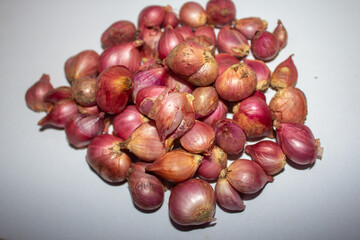 Portrait of red onions on a plain white background.
Pinrang, South Sulawesi Indonesia.
February 06 2025