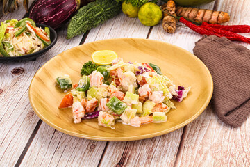 Salad with prawn and vegetables