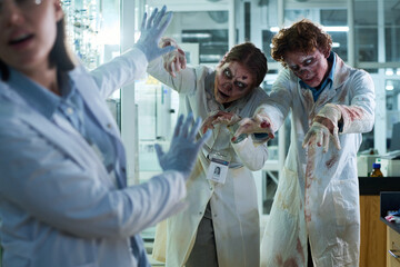 Obraz premium Man and Woman Playing Scary Prank On Colleague