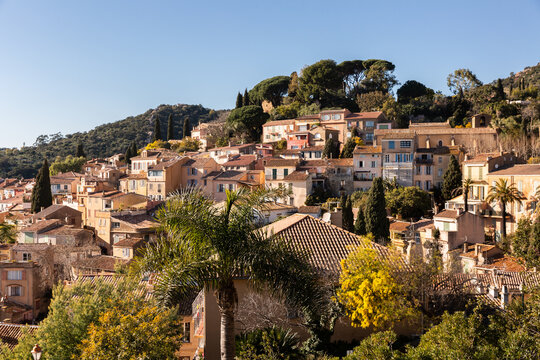 Village de Bormes les Mimosas dans l'apr&egrave;s-midi au soleil