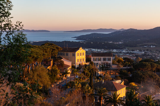 Village de Bormes les Mimosas en fin d'apr&egrave;s-midi avec le coucher de soleil et la mer en fond
