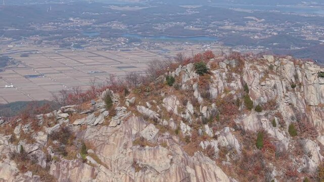 한국 강화도 마니산 가을 단풍 암벽 능선 돌산