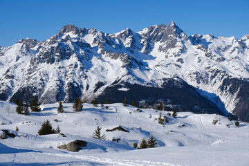 Landscape photos of Vaujany ski resort located in the French Alps on the Alpe d'Huez ski area with lots of snow, wonderful sunshine and beautiful blue sky