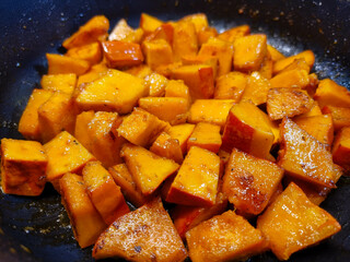 Bunte Gemüsepfanne mit Kräutern und Gewürzen