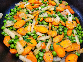 Bunte Gemüsepfanne mit Kräutern und Gewürzen