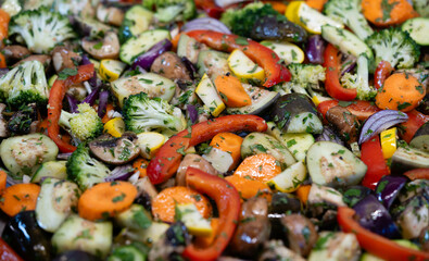 Bunte Gemüsepfanne mit Kräutern und Gewürzen